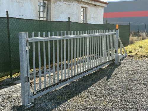 Samonosná posuvná brána – průjezd 410 cm, výška 120 cm